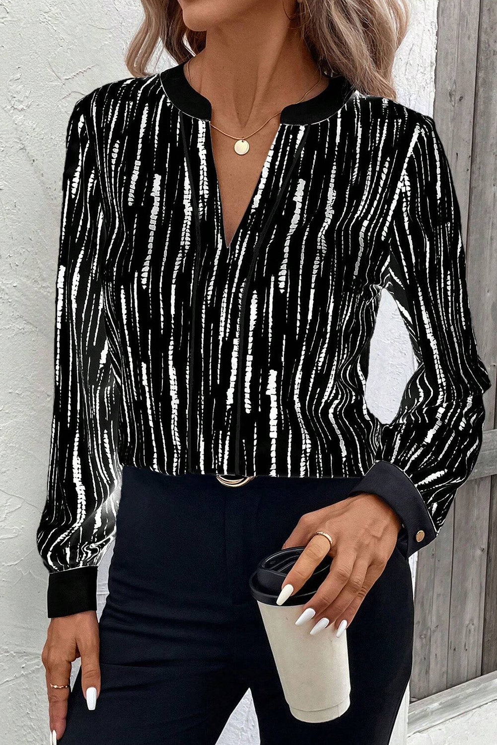 Blusa negra de primavera y otoño con estampado abstracto, cuello en V y manga larga