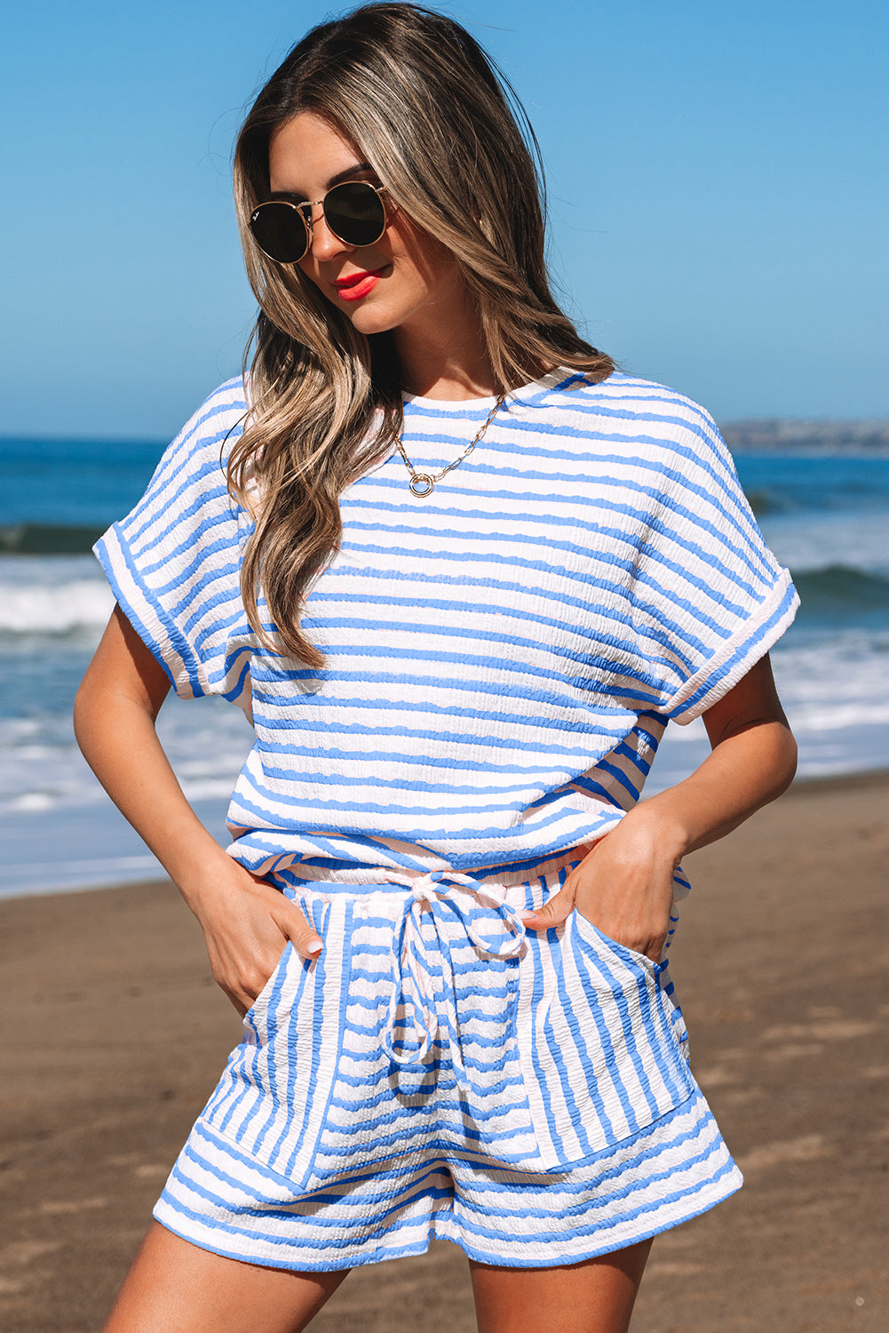 Conjunto de camiseta de manga corta de punto a rayas azul cielo y shorts con cordón