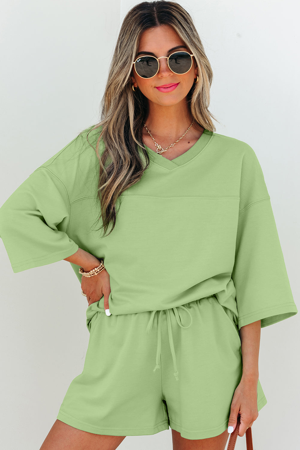 Conjunto de camiseta y shorts verde Meadow Mist de manga corta y cuello de pico suelto