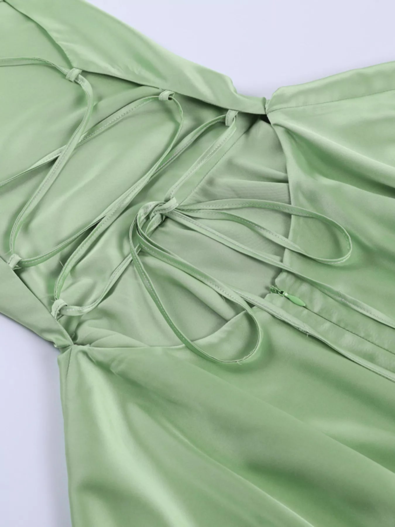 Vestido camisero sin espalda con volantes y capas