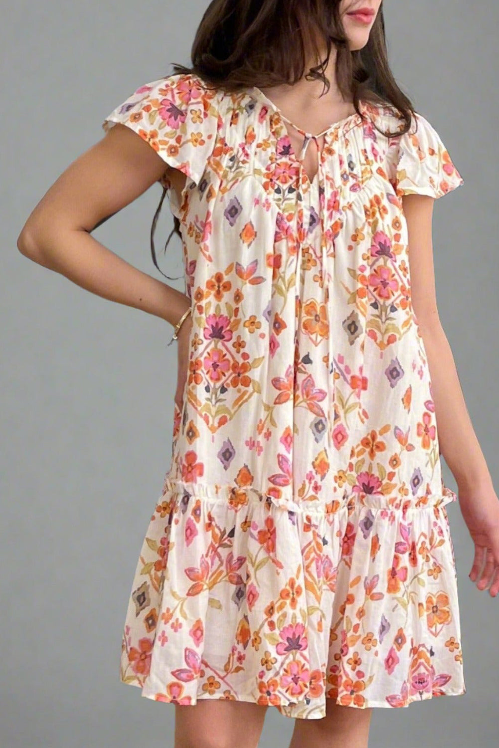 Minivestido con estampado floral geométrico color albaricoque, ribete con volantes y mangas con volantes