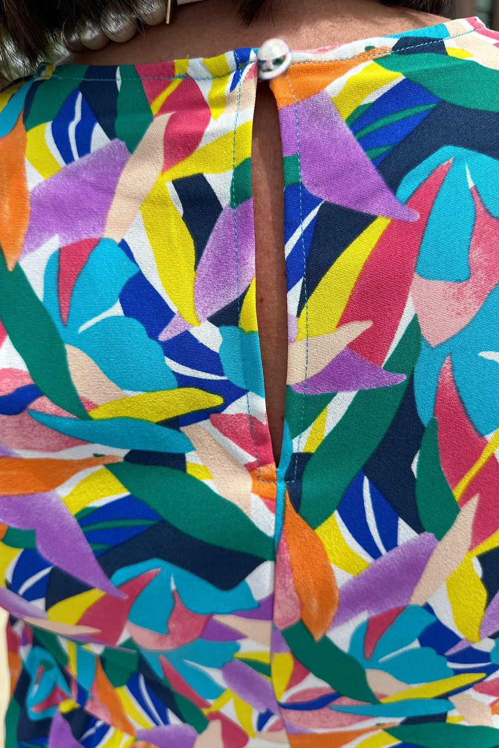 Vestido largo escalonado de talla grande con estampado abstracto azul y manga con volantes