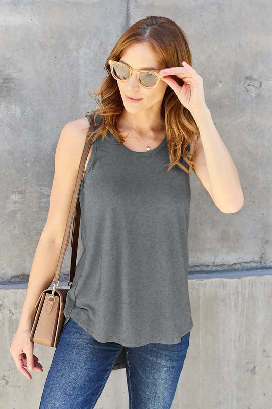 Camiseta sin mangas básica con cuello redondo y dobladillo curvado de talla completa