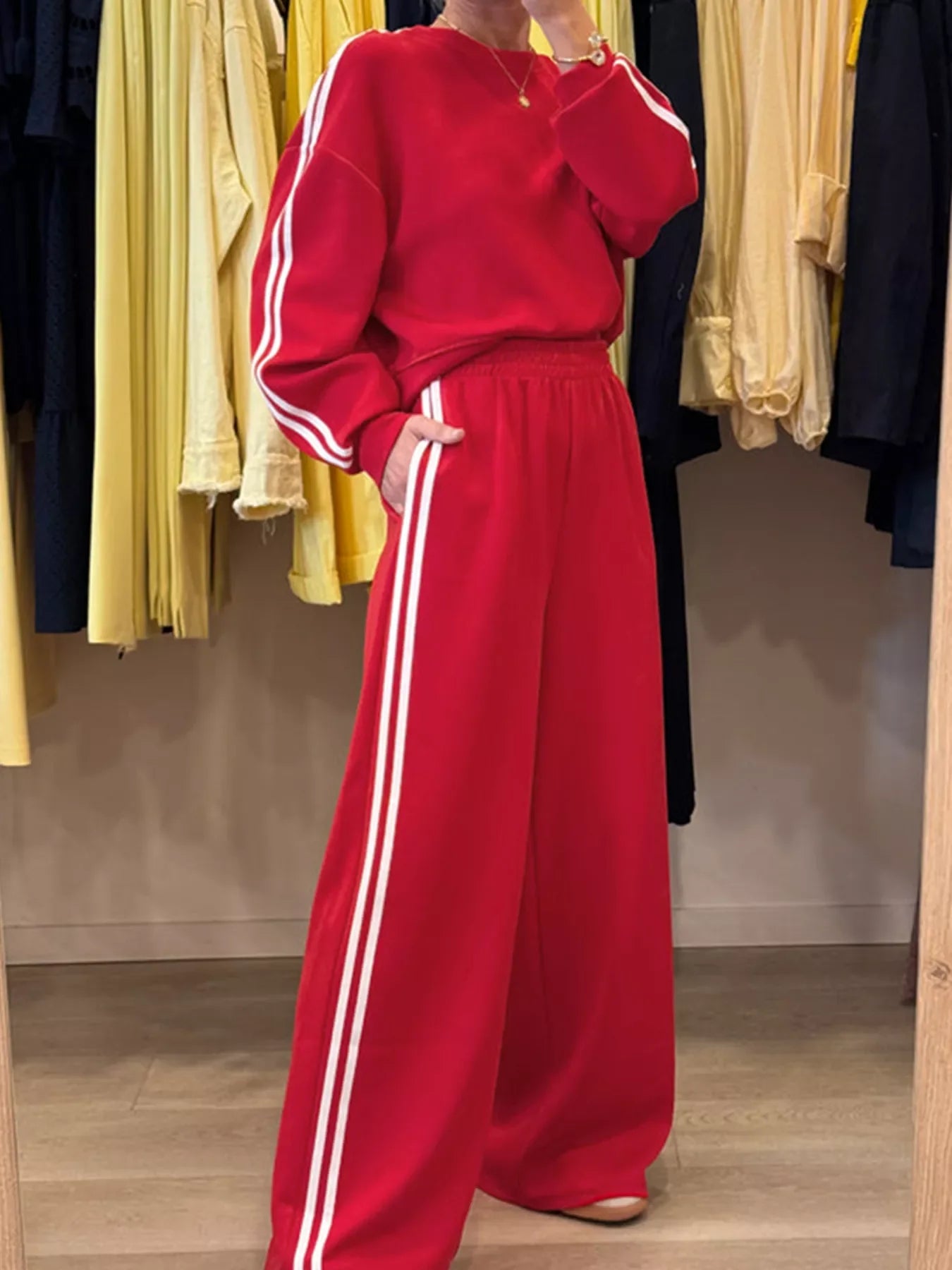 Conjunto de 2 piezas de top de cuello redondo con detalle a rayas y pantalones de chándal elásticos