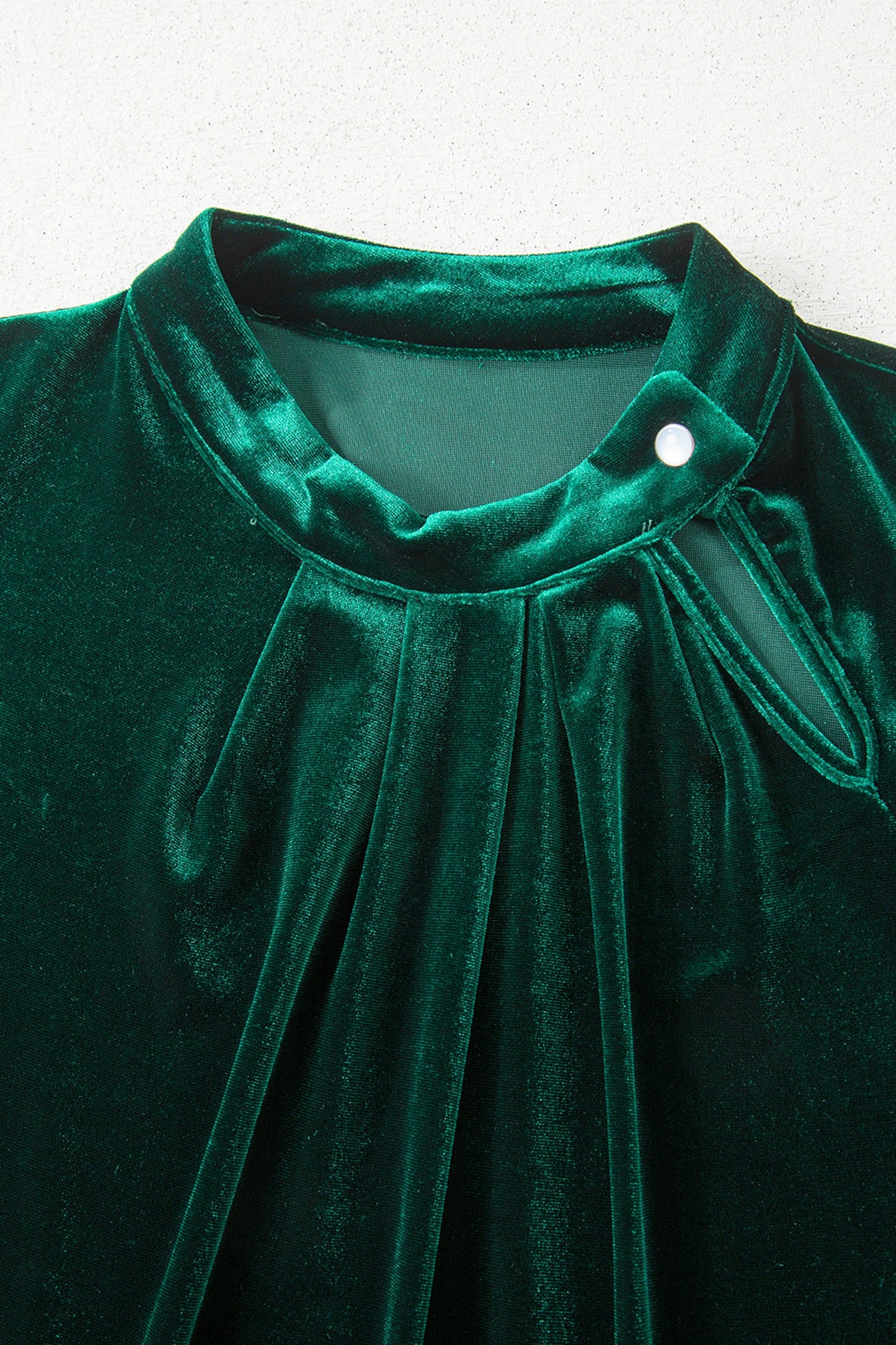 Blusa de terciopelo de manga larga con cuello ojo de cerradura y botones asimétricos Evergreen
