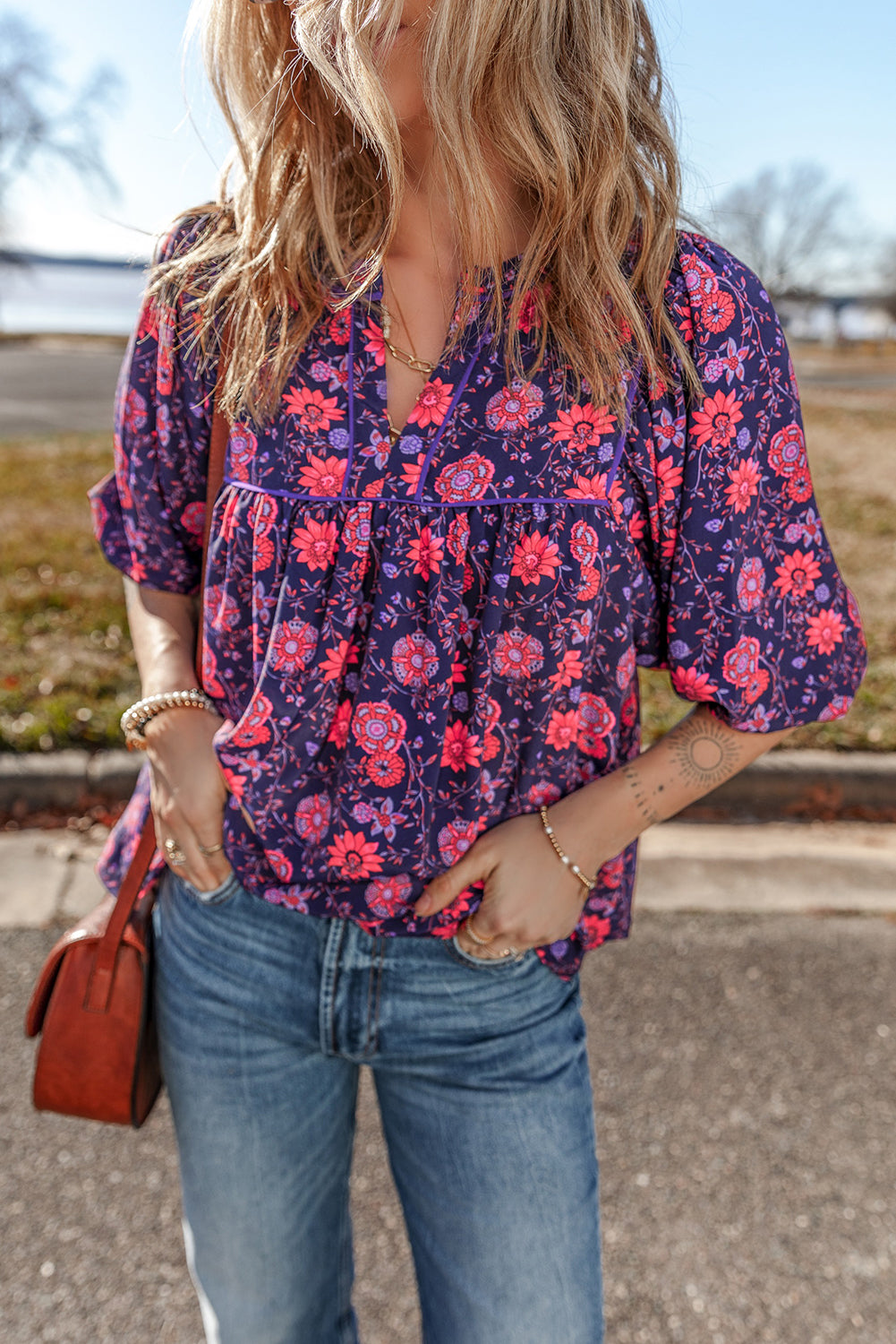 Blusa de manga corta con cuello dividido y estampado floral morado