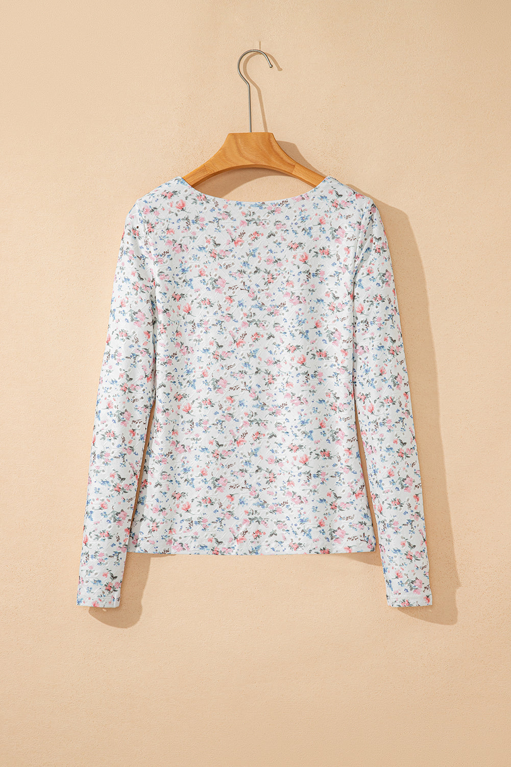 Top de manga larga entallado con cuello cuadrado y estampado floral blanco texturizado