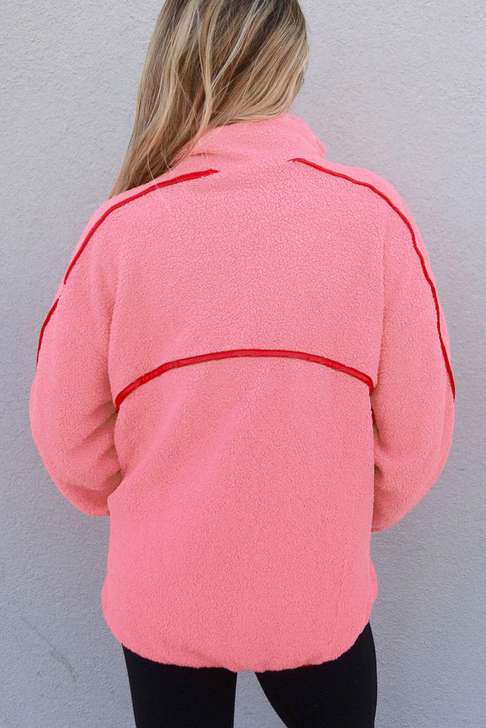 Sudadera de felpa rosa fresa con cremallera corta, detalles de sherpa en contraste y bolsillos con ribete de piel sintética