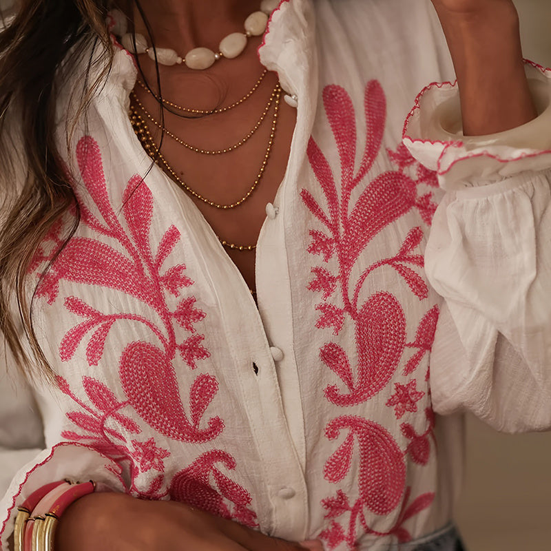 Blusa bohemia con volantes florales — Top abotonado con cuello en V y manga farol