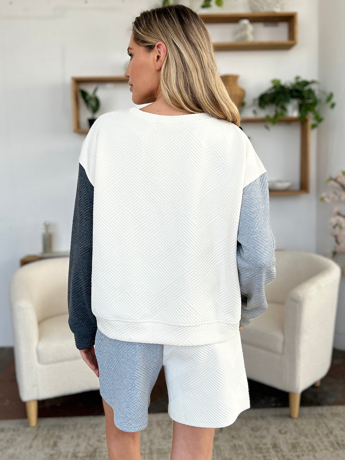 Conjunto de top con hombros caídos y shorts Double Take de talla completa con contraste