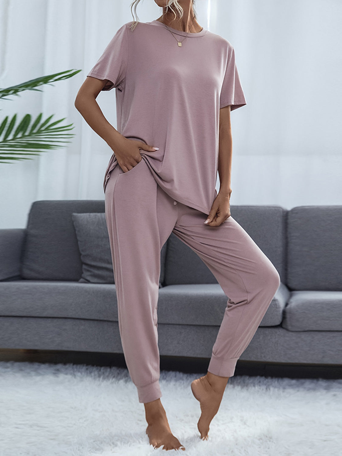 Conjunto de top y pantalón de manga corta con cuello redondo brillante
