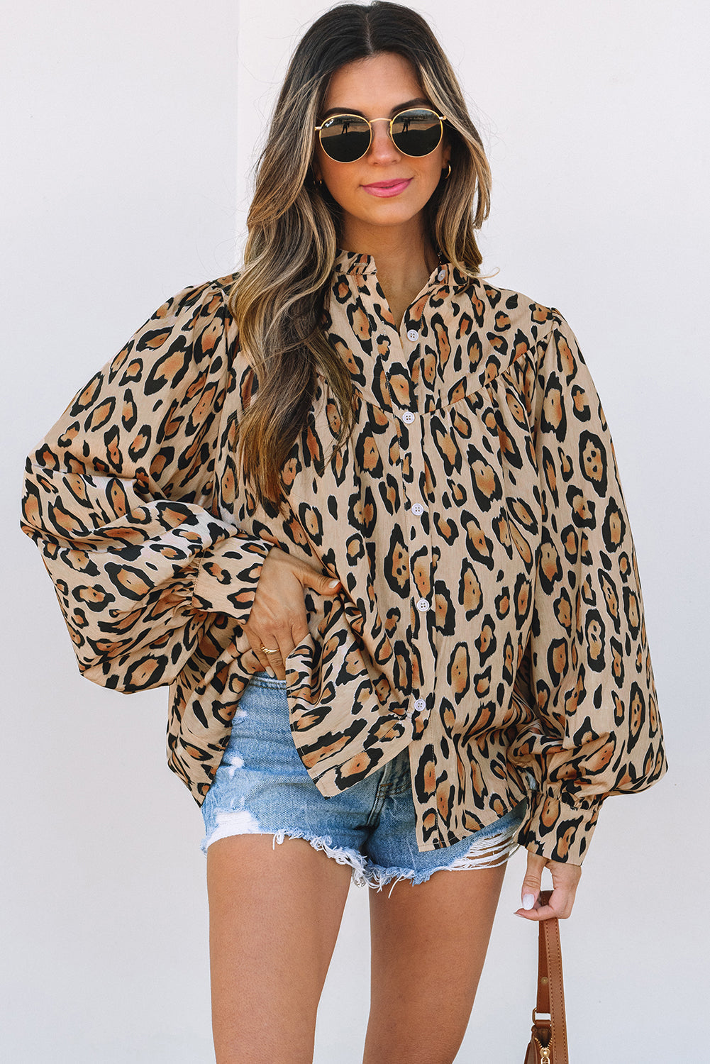 Camisa casual de manga globo con estampado de leopardo de gran tamaño en color beige francés claro