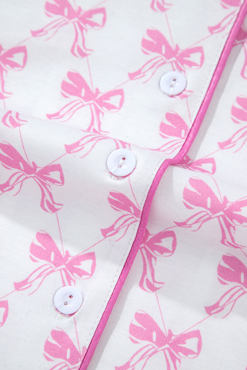 Conjunto de pijama de camisa con estampado de lazo rosa y shorts con dobladillo con volantes