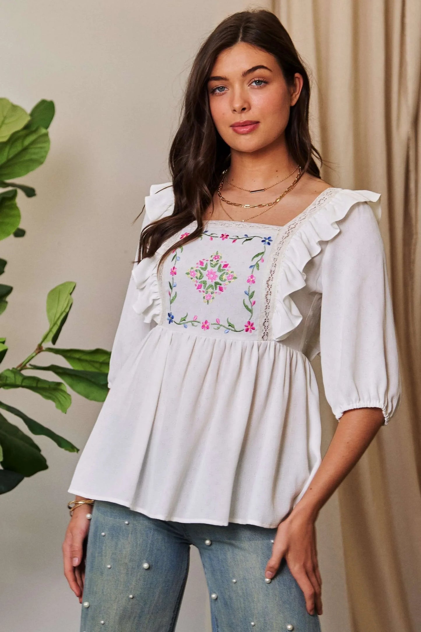 Blusa Davi & Dani con bordado floral, textura y lazo en la espalda con volantes