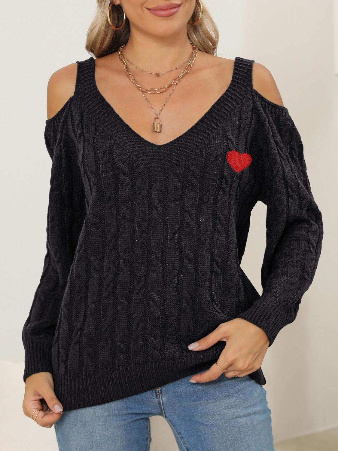Suéter de punto trenzado con cuello de pico y corazón