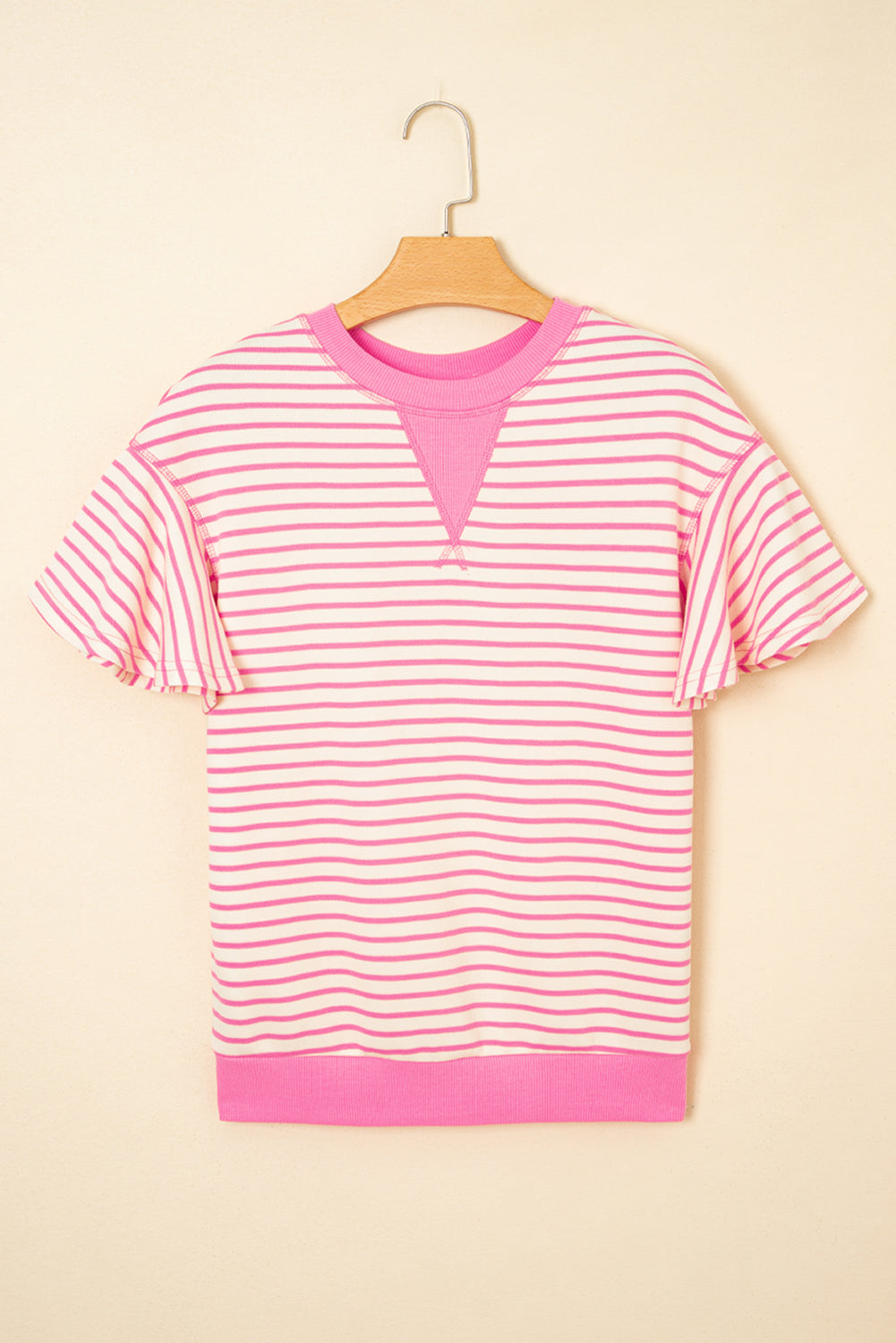 Top de manga corta con volantes a rayas y detalle en contraste rosa sobre rosa