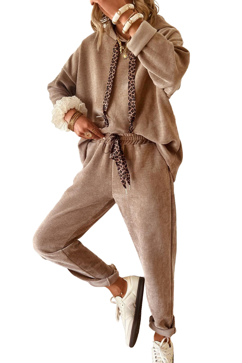 Sudadera con capucha y cordón gris humo y traje de pana de pantalón de talle alto