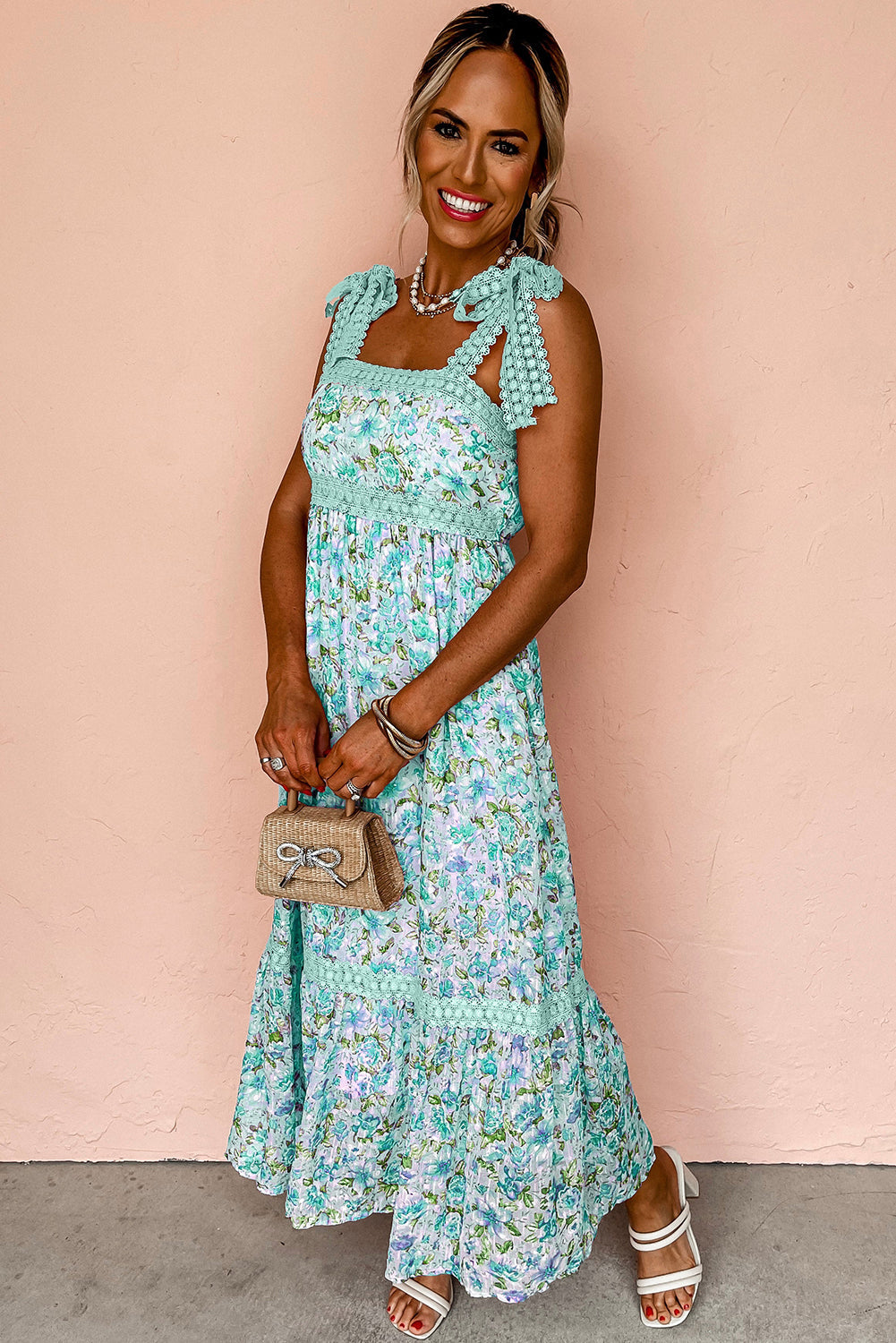 Vestido largo con tirantes anudados de encaje floral verde y corte imperio