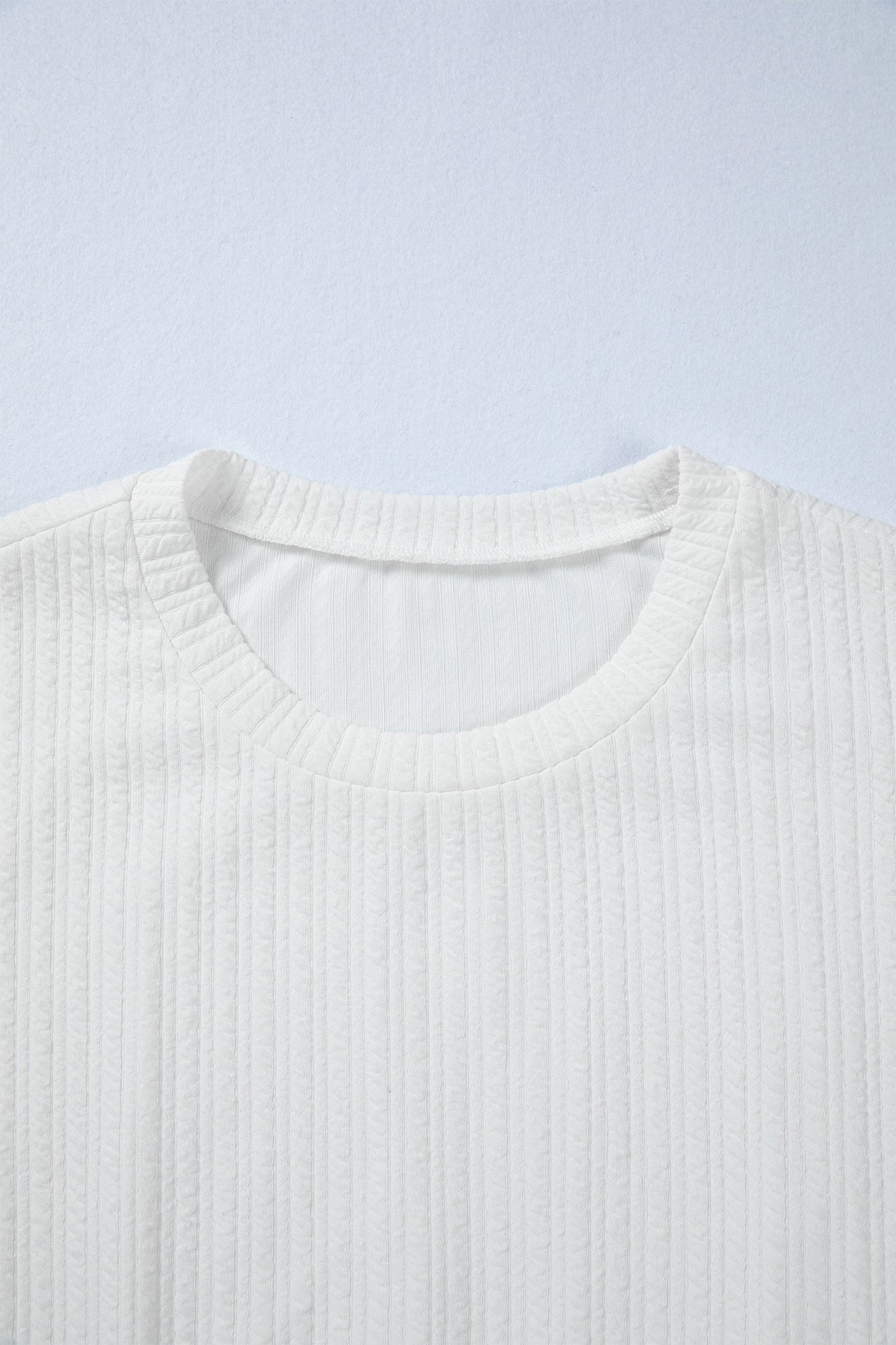 Top peplum de manga larga con hombros caídos texturizado color blanco liso