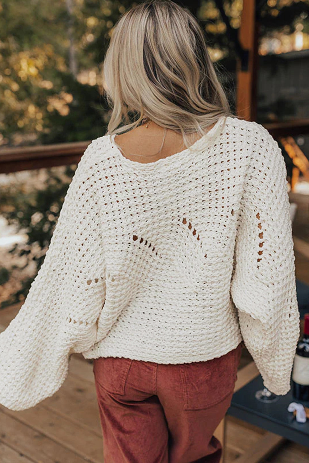 Suéter holgado con mangas anchas y detalles calados blancos