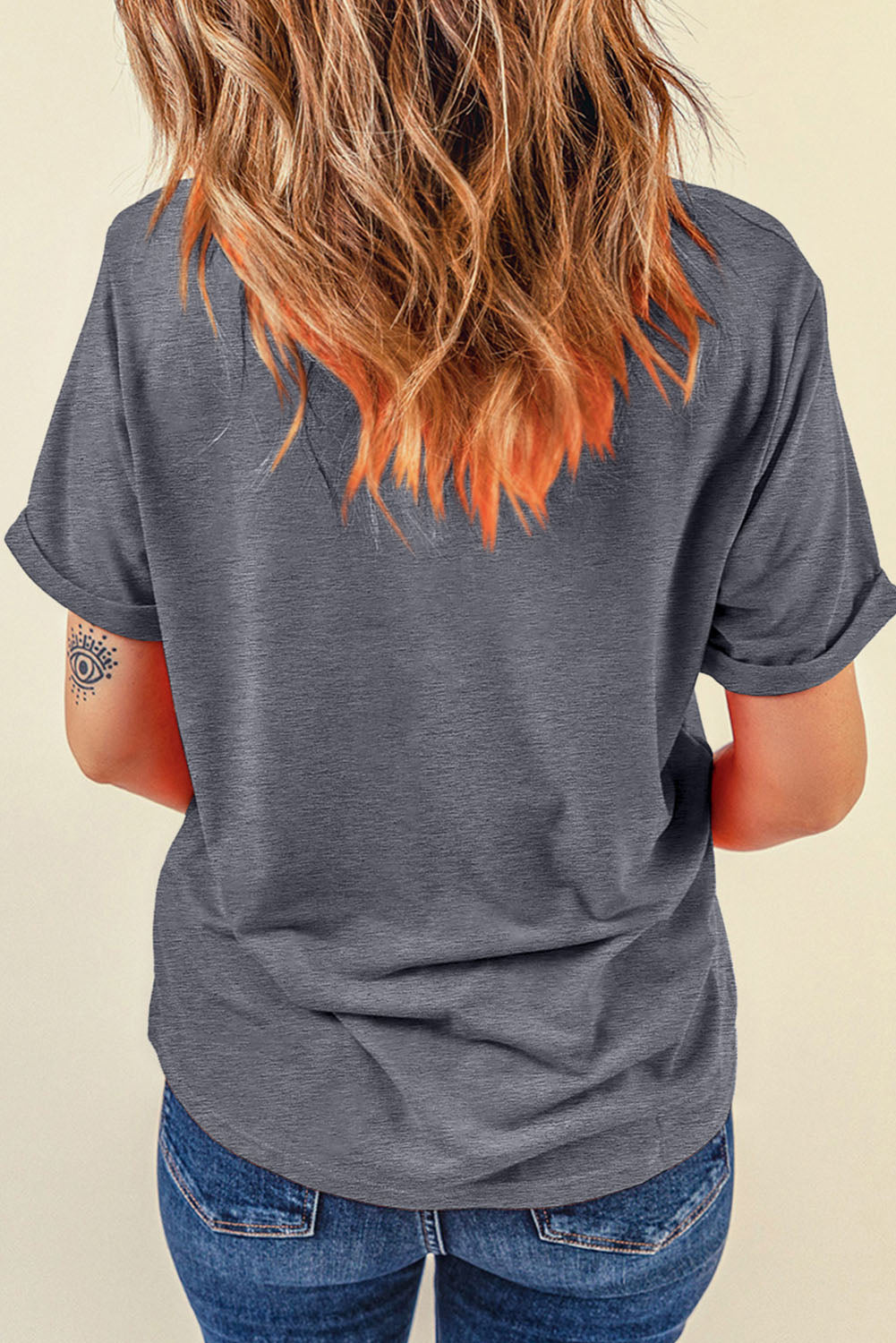 Camiseta gris casual de béisbol con nudo y mangas remangadas con estampado