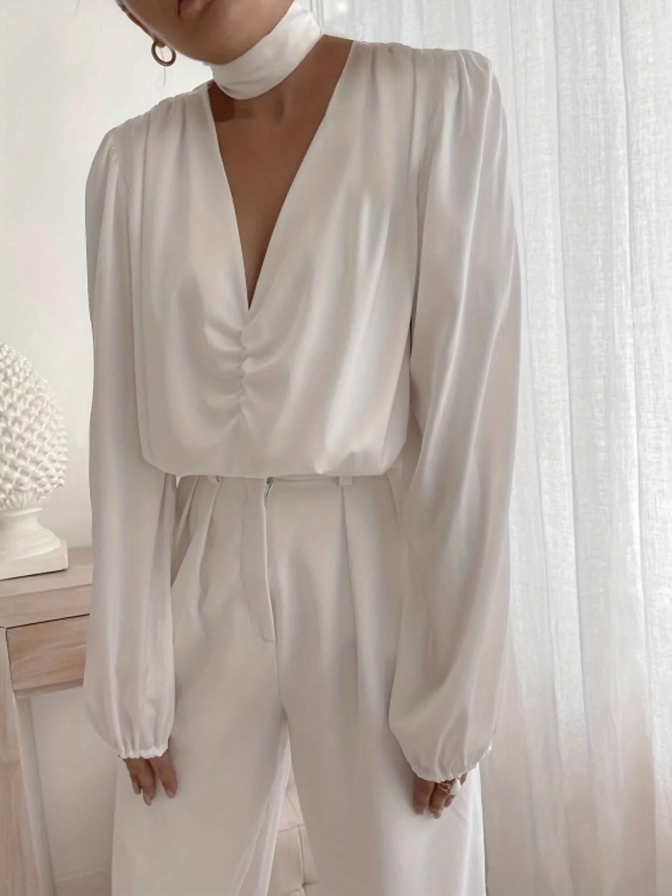 Blusa de manga larga fruncida con cuello en V