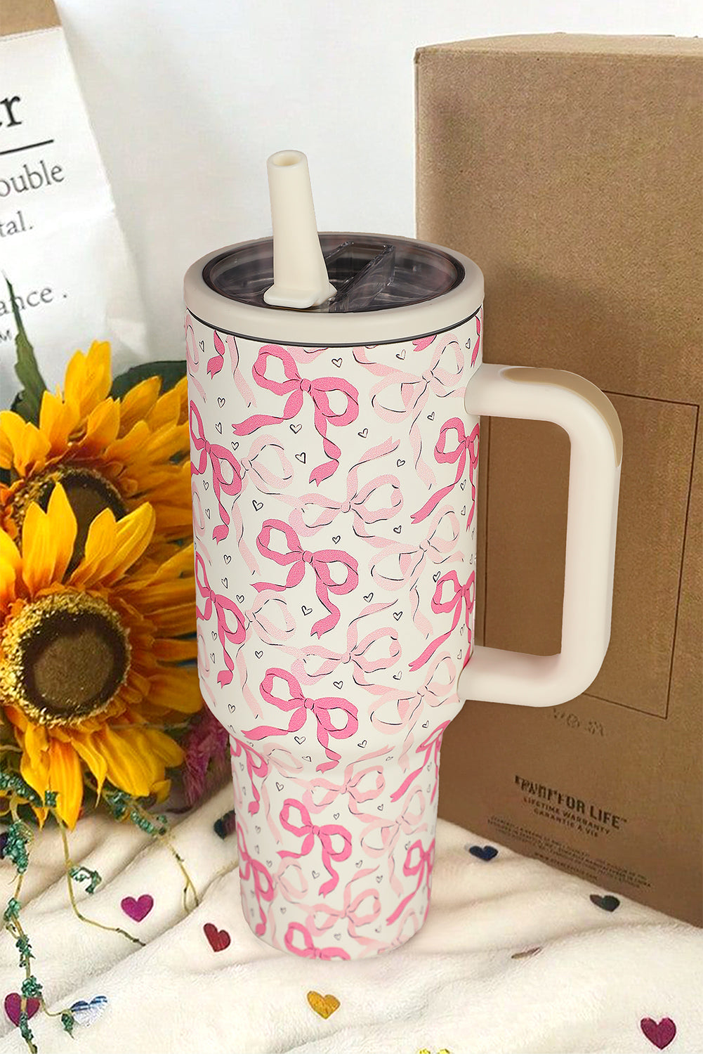 Vaso térmico con estampado de corazones y lazo rosa brillante