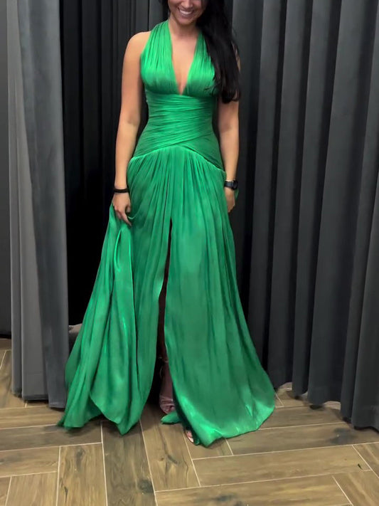 Vestido Largo Verde Esmeralda con Escote Pronunciado, Falda Plisada y Abertura Lateral. Consulta la tabla de tallas en "más detalles".