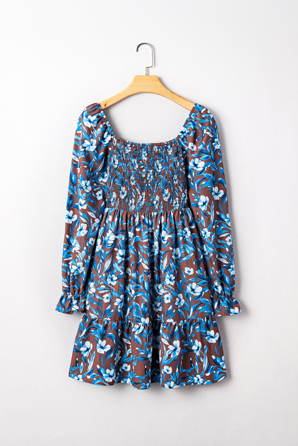 Vestido floral azul con cuerpo fruncido, cintura alta y mangas con volantes