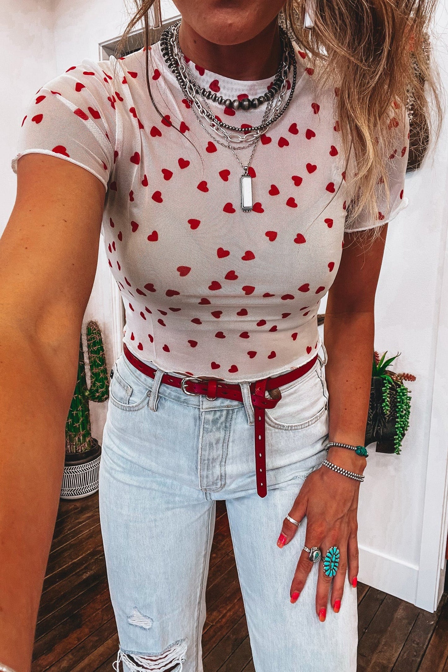 Top de malla de manga corta con estampado integral de corazones rojos