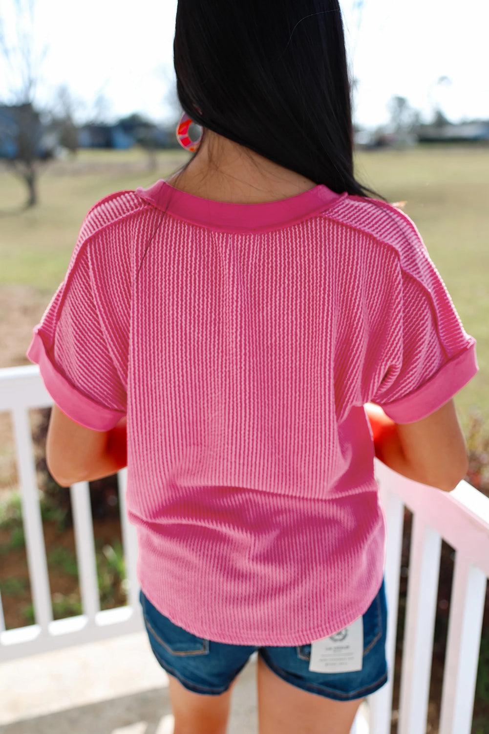 Camiseta casual de punto retorcido acanalado y retazos con cuello de pico en rojo rosa