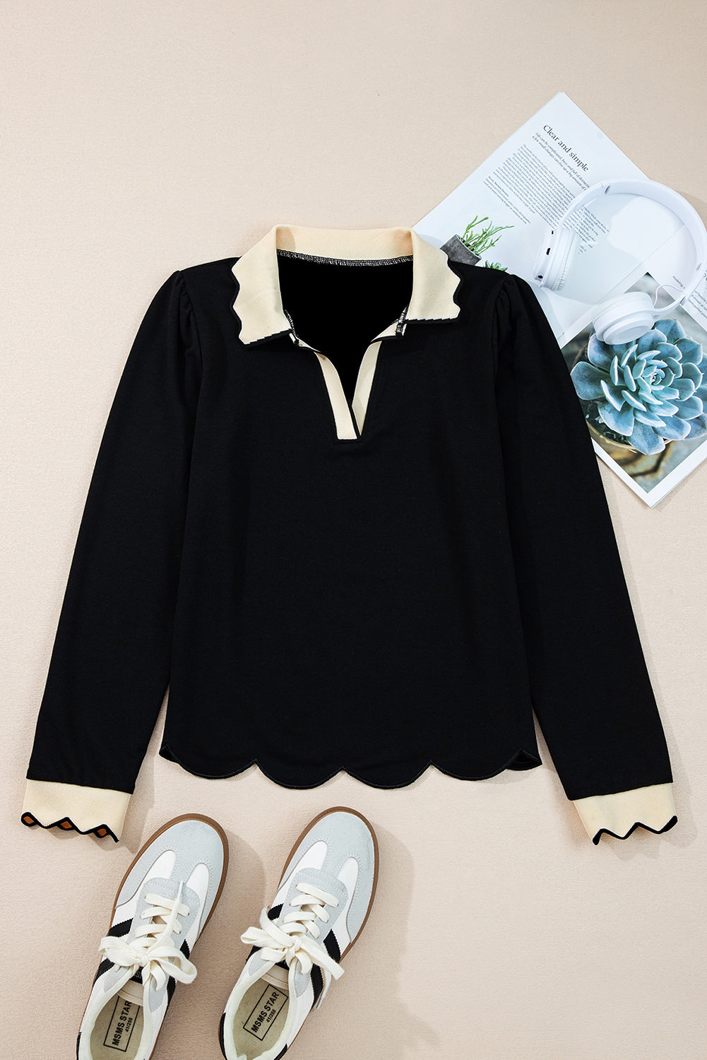 Top de manga larga con cuello, bloques de color y ribete festoneado negro