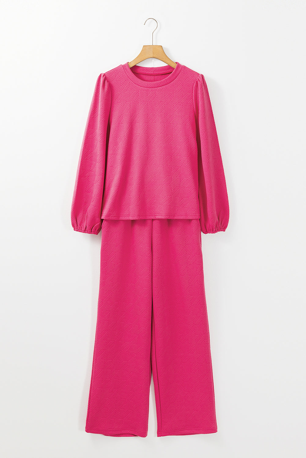 Conjunto de top y pantalón texturizado rosa rojo con mangas abullonadas