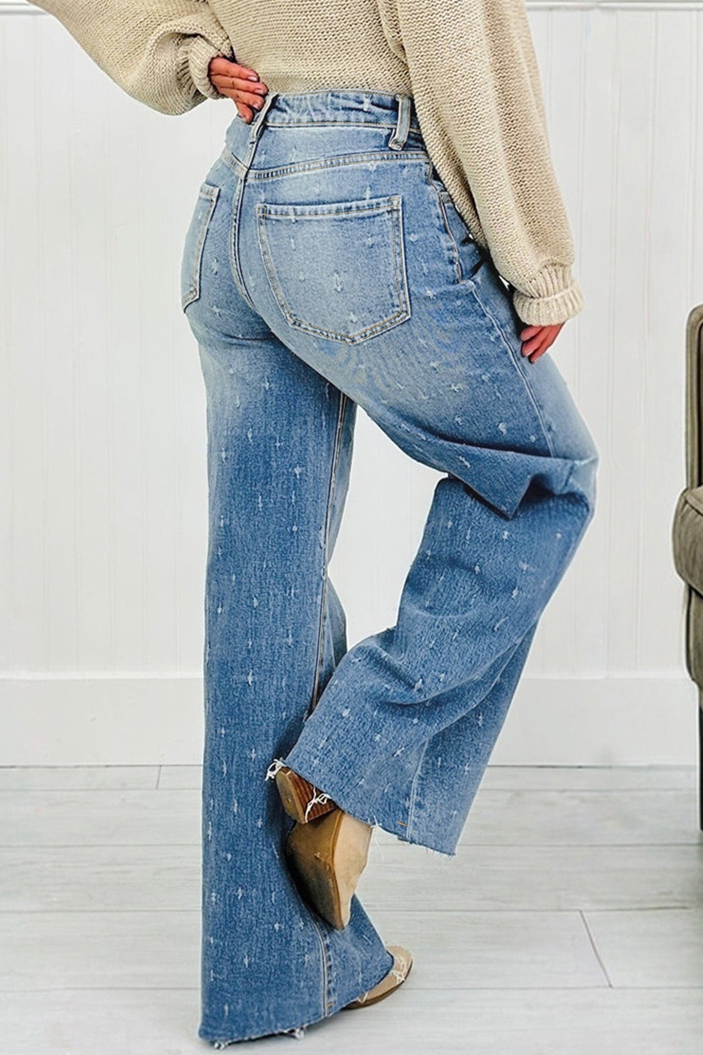 Vaqueros Mist Blue con detalles desgastados, control de abdomen y bajo deshilachado