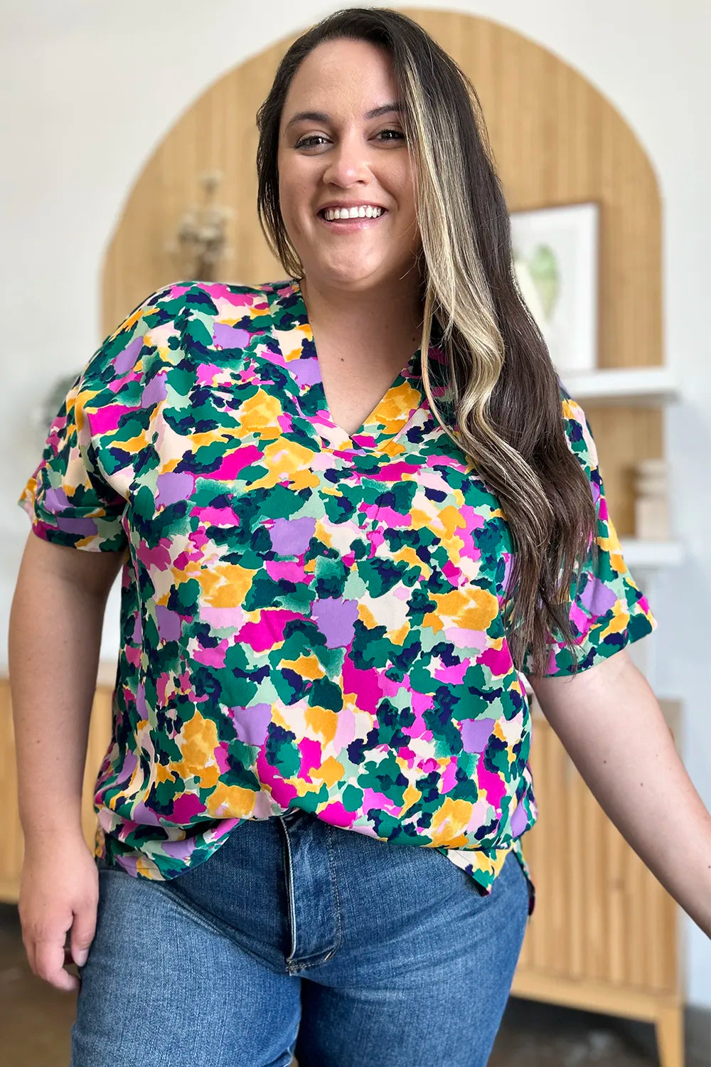 Blusa de cuello V estampada de talla completa con manga corta y abertura lateral Double Take