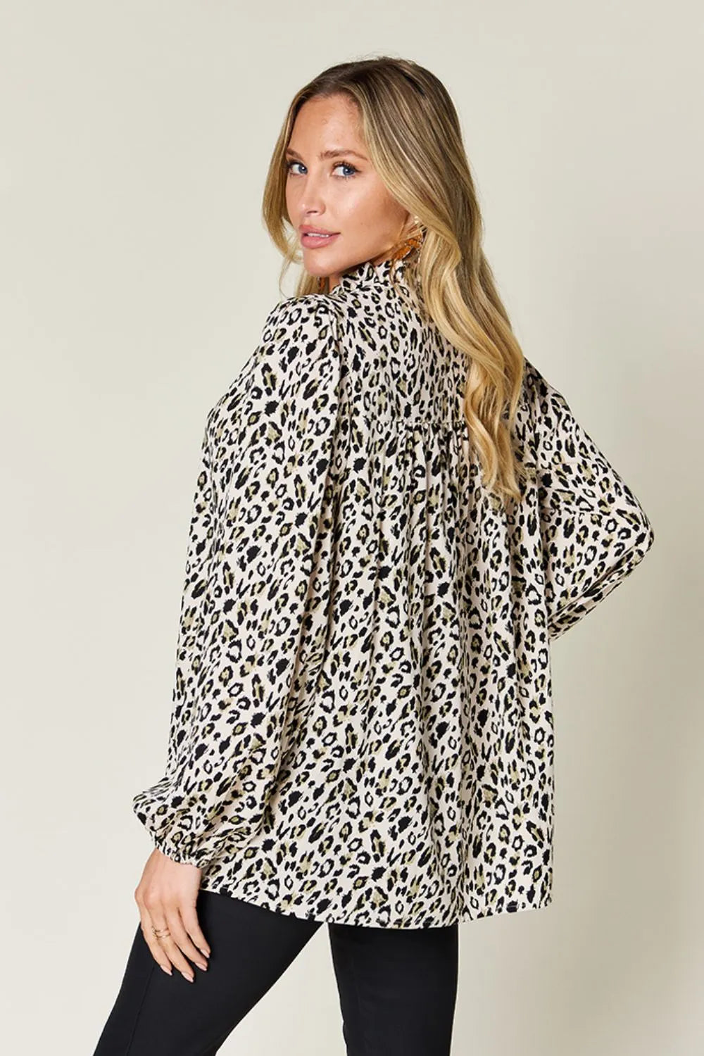 Blusa de manga larga con estampado de leopardo Double Take talla completa