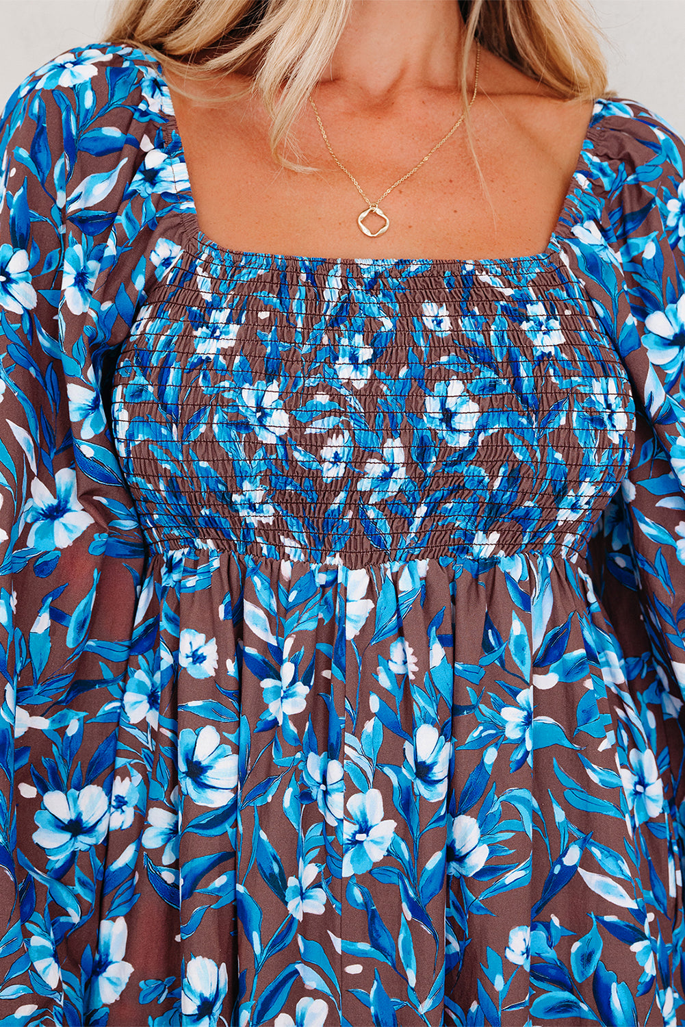 Vestido floral azul con cuerpo fruncido, cintura alta y mangas con volantes