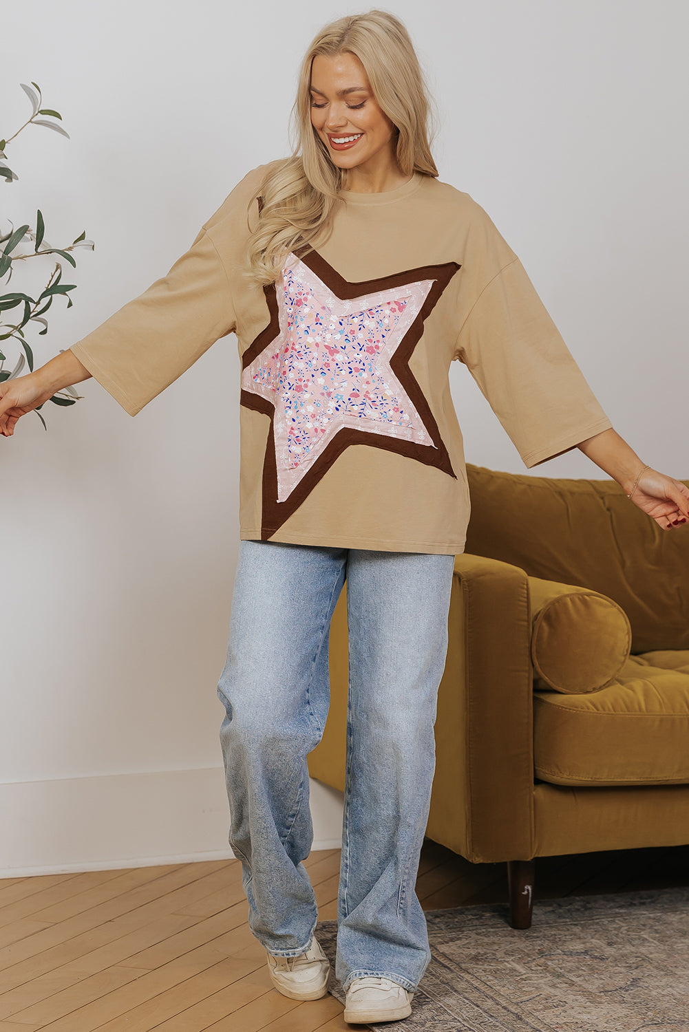 Top de manga 3/4 con retazos de estrellas florales y camel