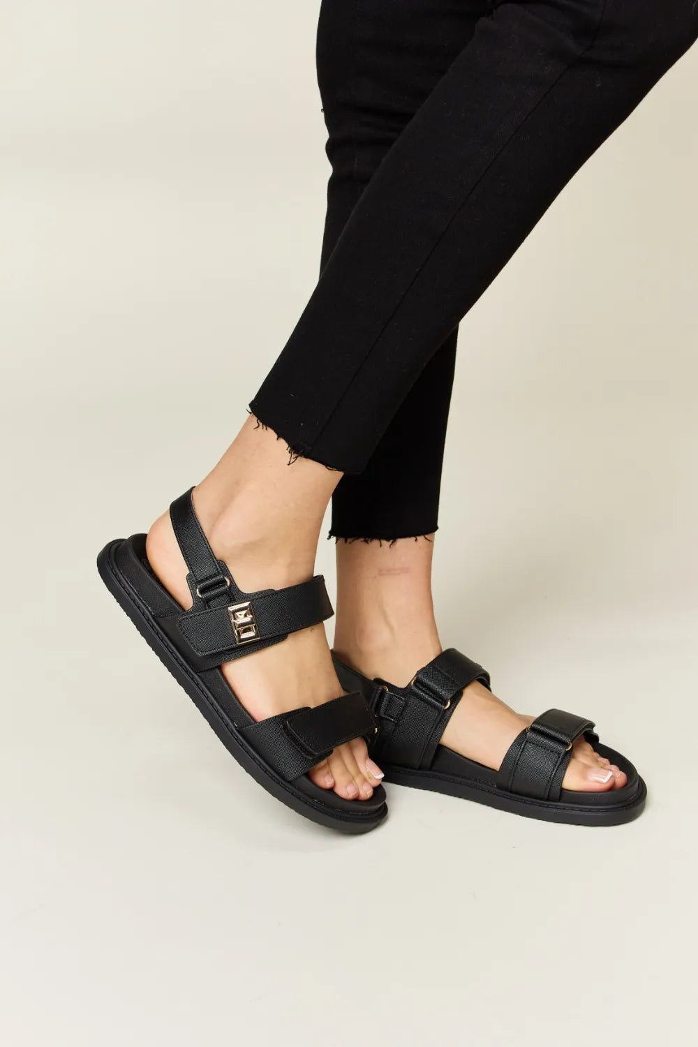 Sandalias WILD DIVA con talón descubierto de doble tira de velcro