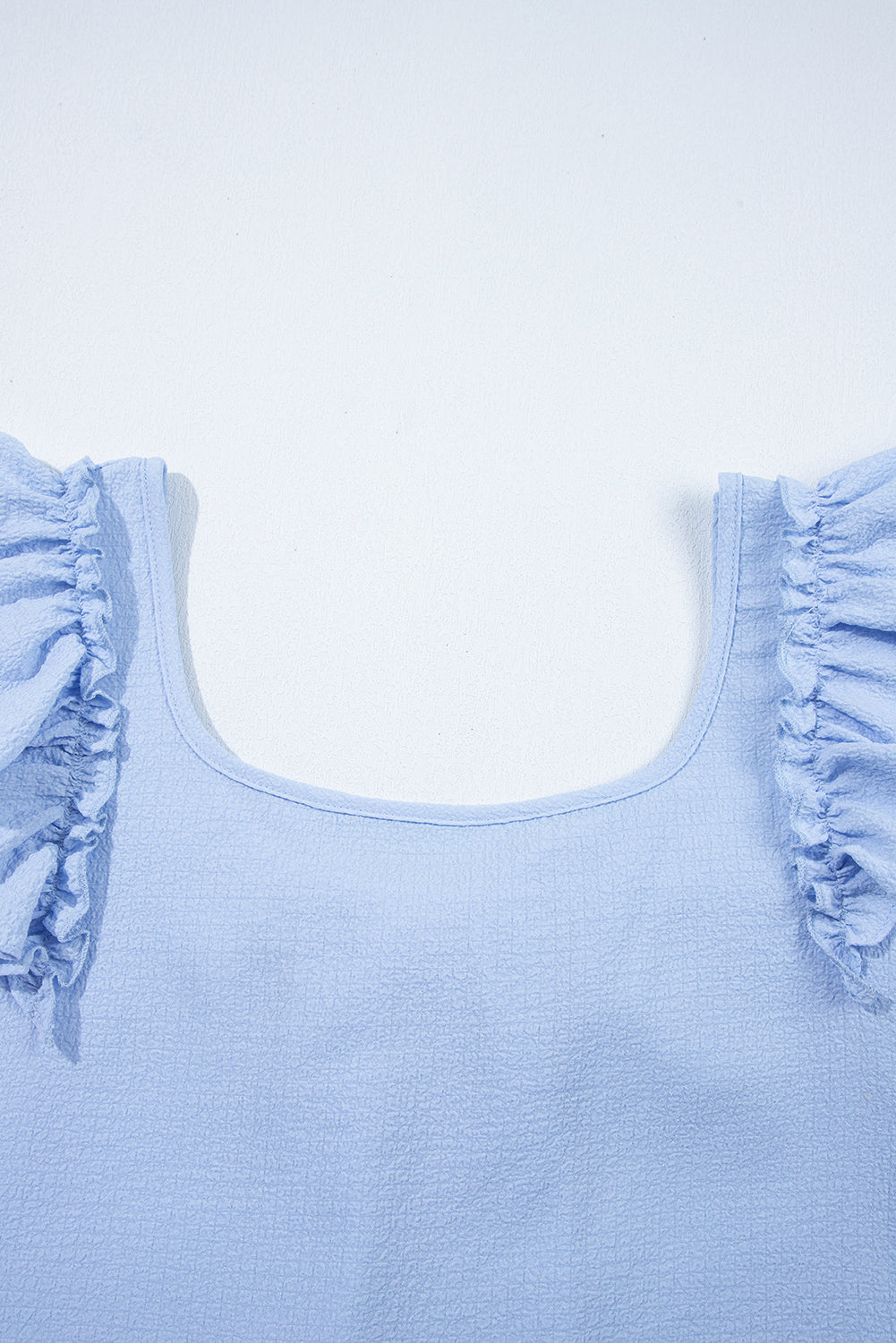 Blusa Beau Blue con mangas mariposa con volantes y nudo de lazo texturizado