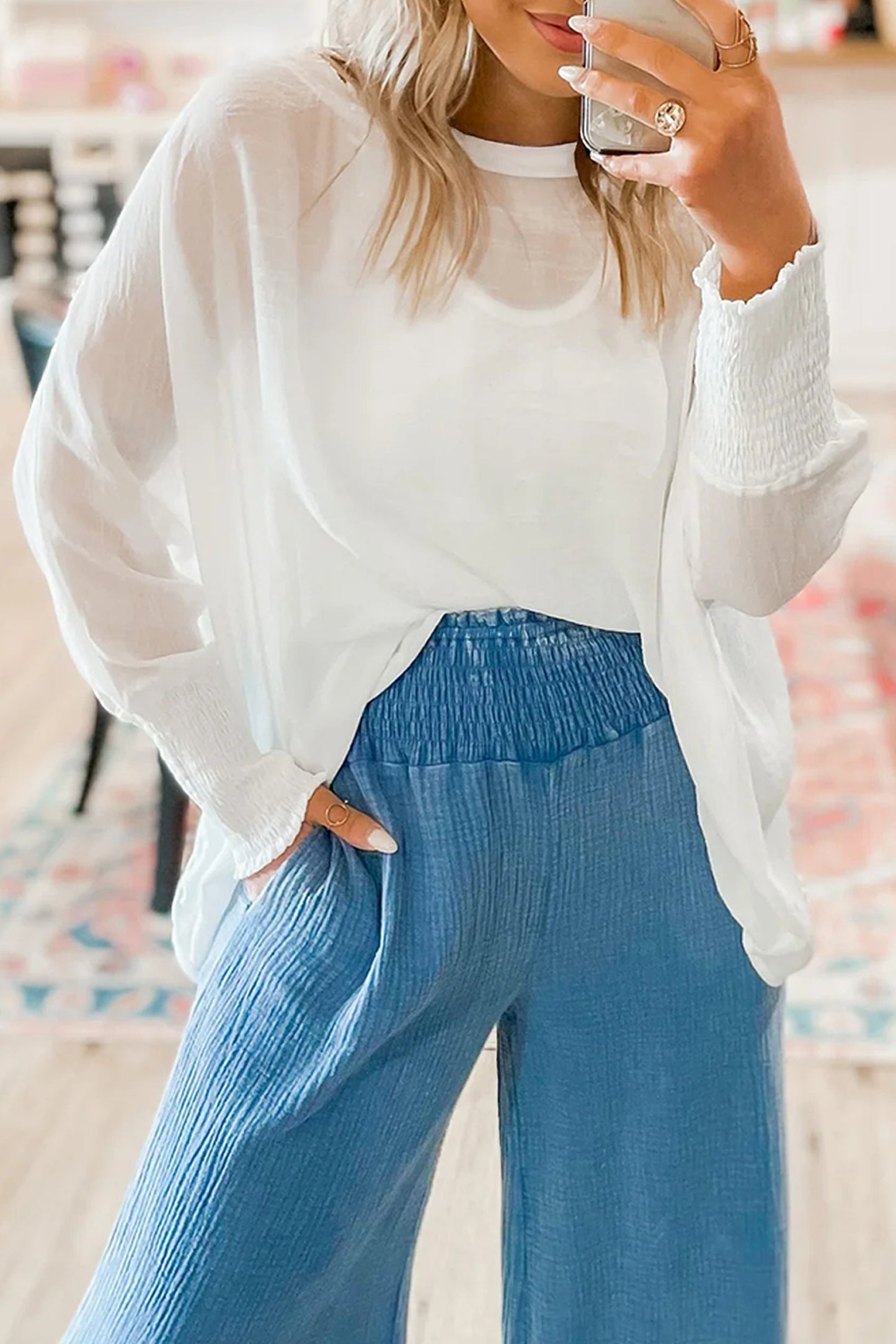 Blusa dolmán de manga larga semitransparente con puños blancos fruncidos