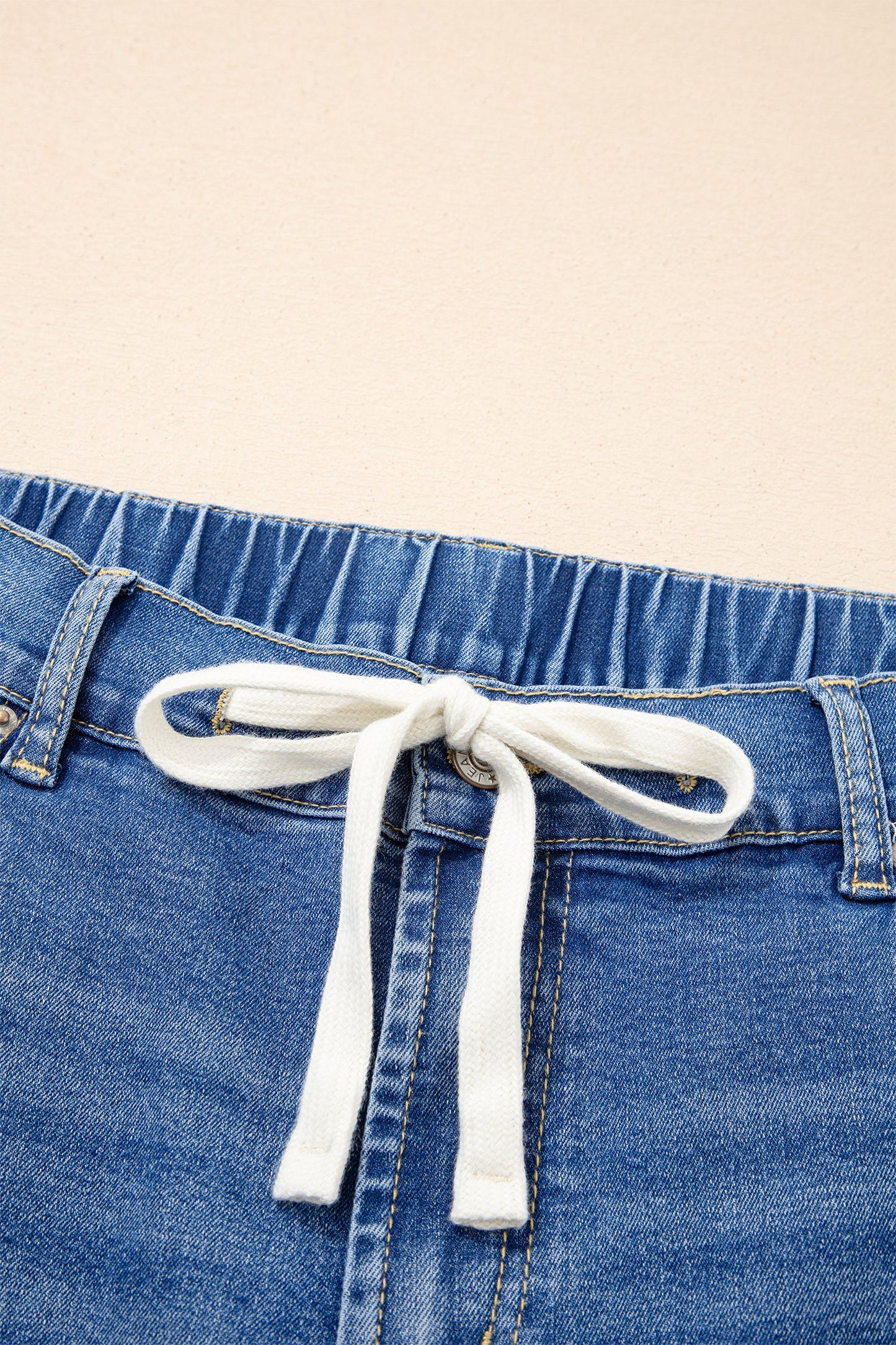 Vaqueros plus size de lavado ácido azul claro con cordones de contraste