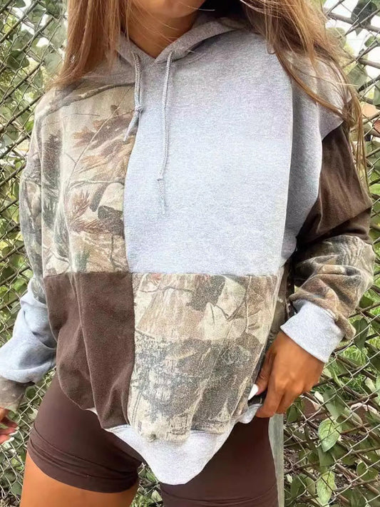 Sudadera con capucha de manga larga con retazos y cordón de tamaño completo