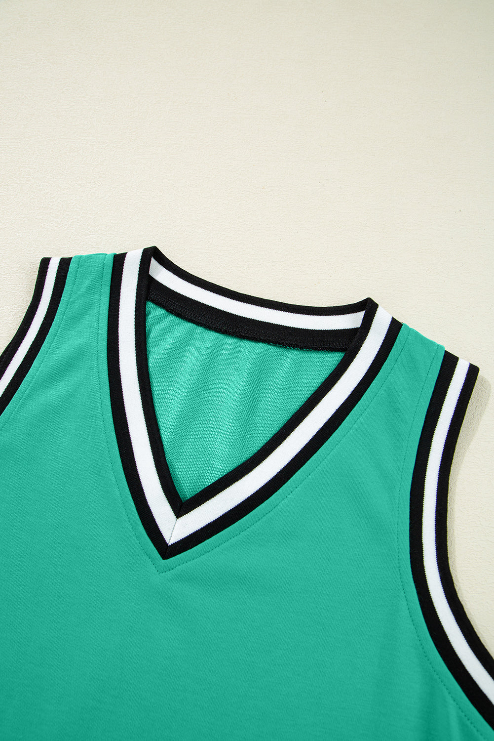Minivestido sin mangas tipo túnica con cuello en V, ribetes en contraste y color verde menta