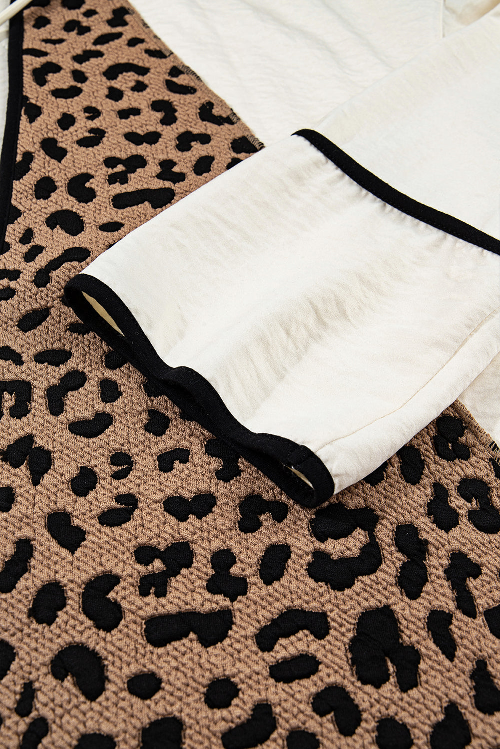 Chaqueta Abierta con Capucha, Estampado de Leopardo Marrón, Retazos y Ribetes en Contraste
