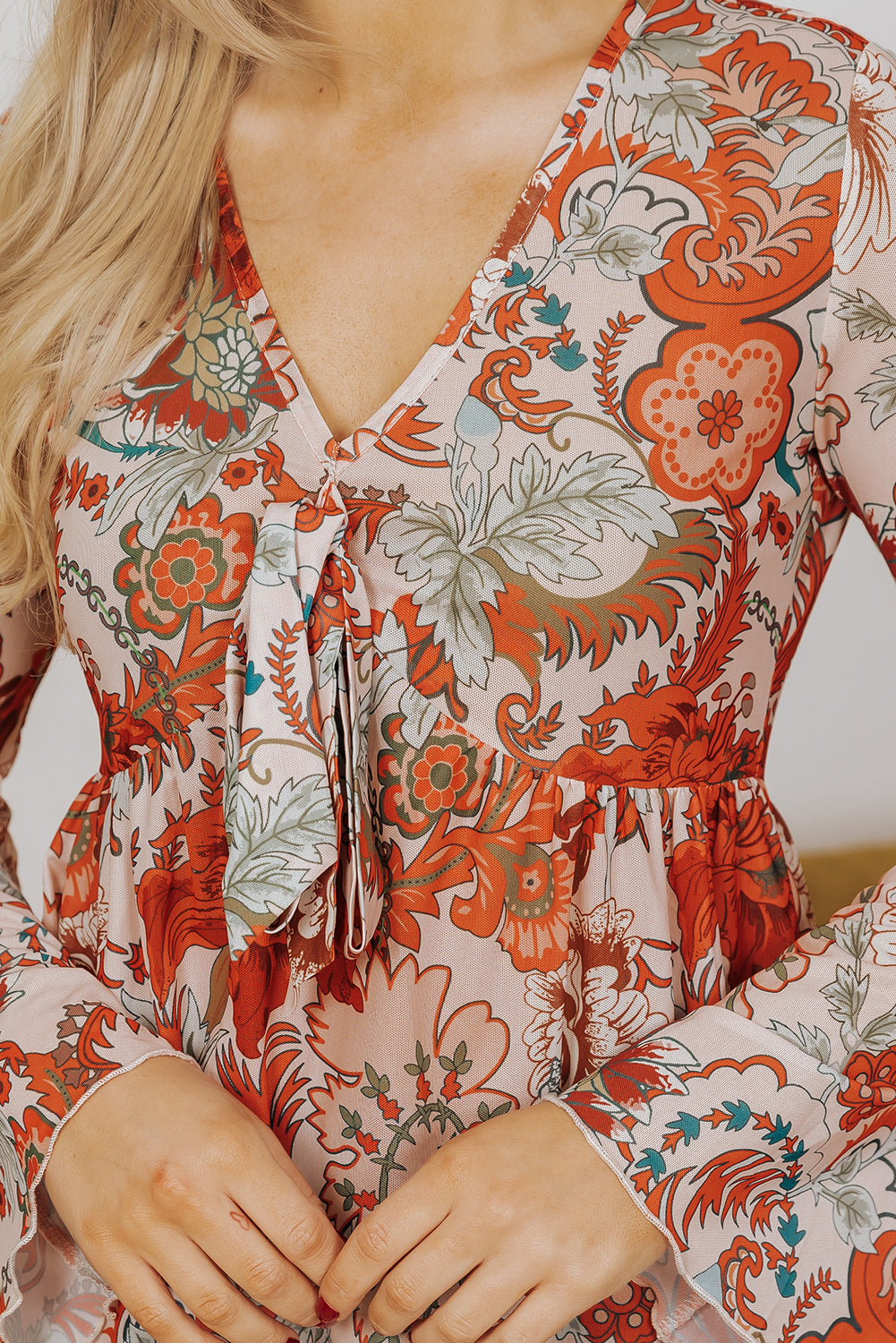Blusa Naranja Estampado Floral con Nudo, Escote Pronunciado y Mangas Acampanadas