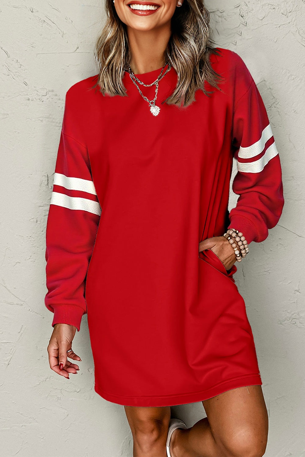 Vestido sudadera Fiery Red Varsity de corte recto con banda de contraste en las mangas
