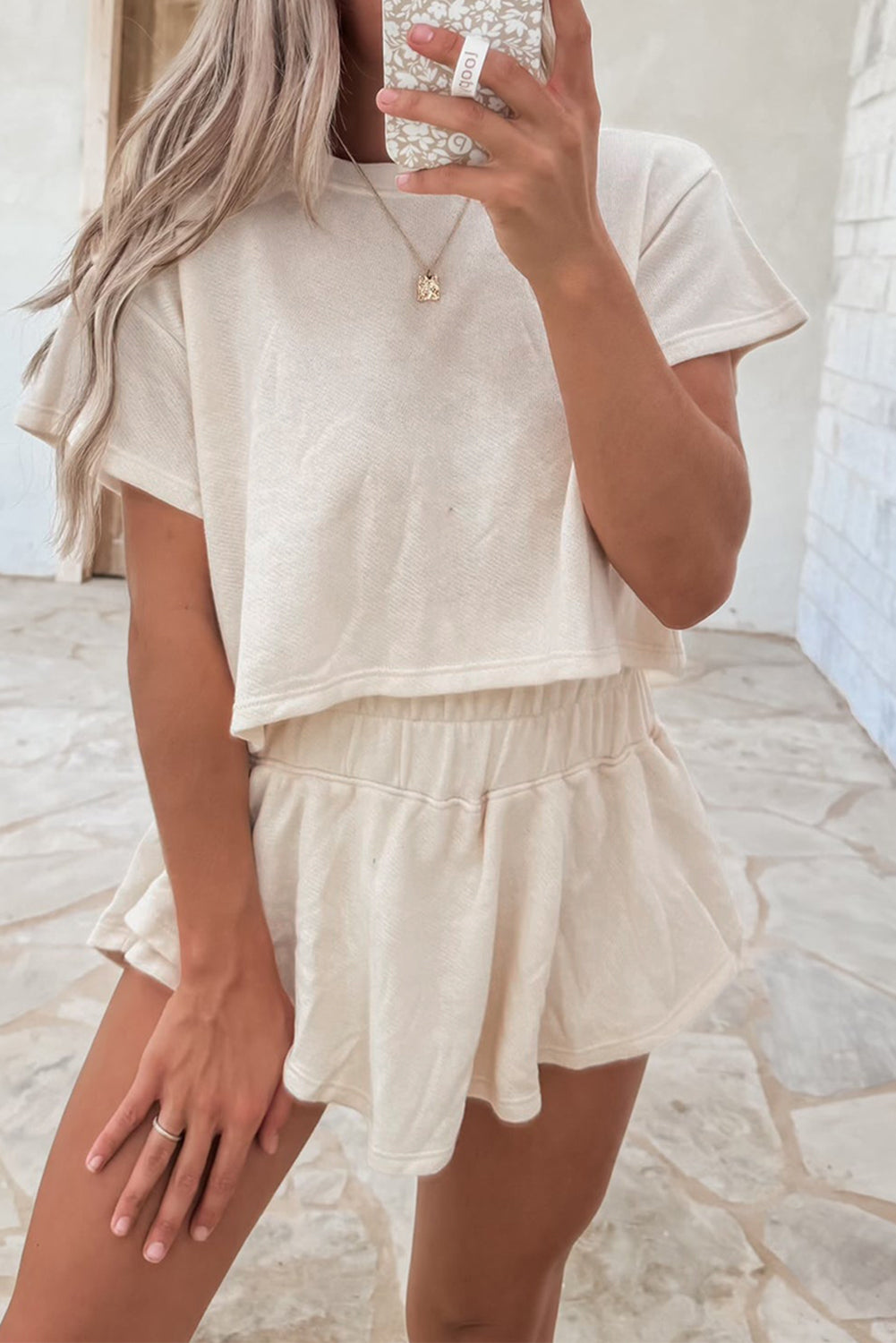Conjunto de 2 piezas de camiseta corta y minifalda con volantes y cintura alta en color beige