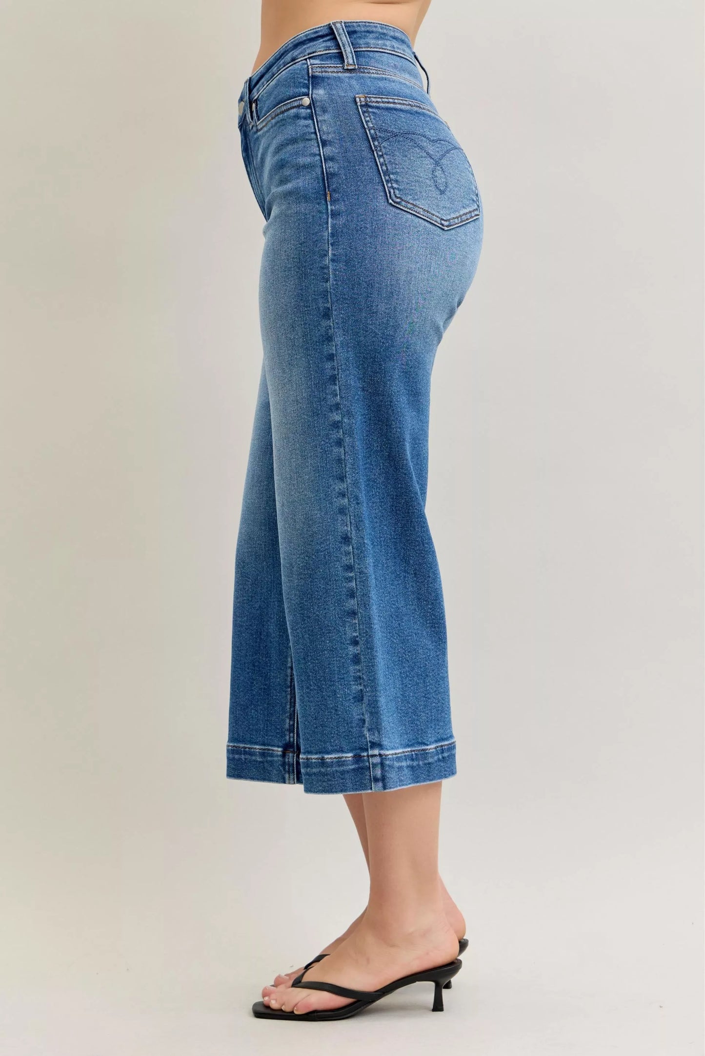 Jeans anchos cortos de tiro medio Judy Blue