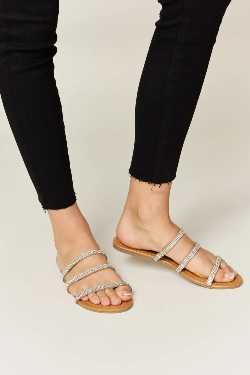 Sandalias planas de tres tiras WILD DIVA con pedrería
